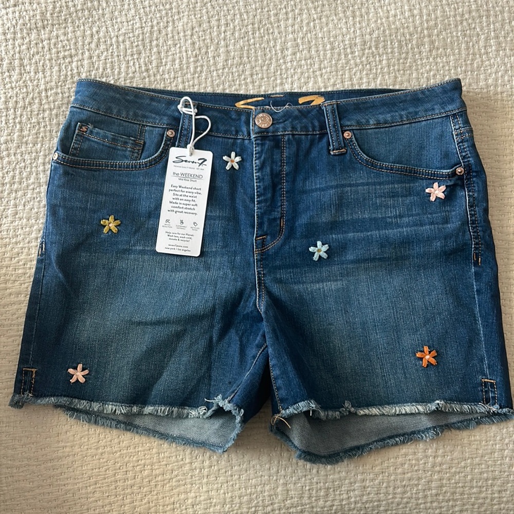 Mid Rise Flower Short
